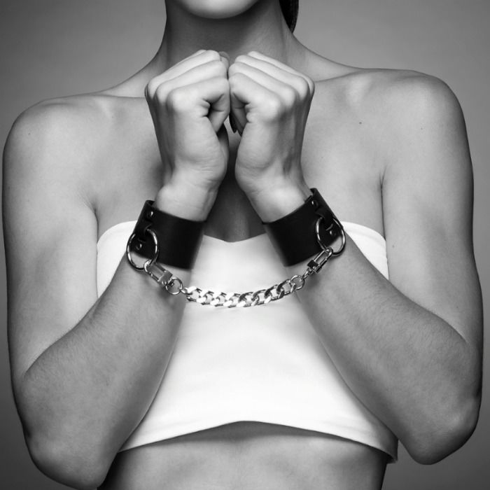 Bijoux Maze-Wide Cuffs Nero-Pelle Ecologica 2 Bijoux Maze-Wide Cuffs Nero-Pelle Ecologica — BIJOUX INDISCRETS · Bondage & Manette (imaginea 2)