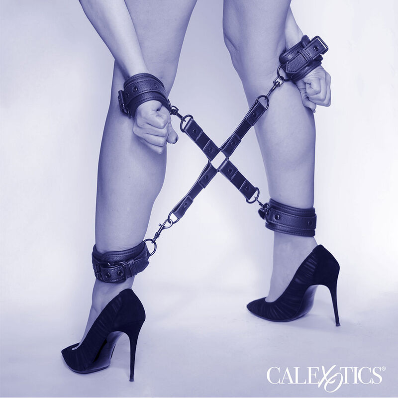 Calexotics-Connettore notturno Hog Tie in pelle regolabile Nero 2 Calexotics-Connettore notturno Hog Tie in pelle regolabile Nero · Bondage & Manette (imaginea 2)