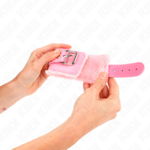 Kink Wrist Restraint-Polsini imbottiti con Rosa 8 Kink Wrist Restraint-Polsini imbottiti con Rosa · Bondage & Manette (imaginea 4)