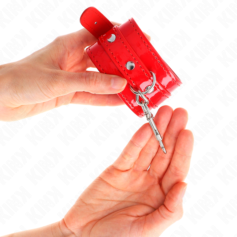Kink Wrist Restraint-Shiny Hand Cuffs Rosso, Regolabile 23-33 cm 3 Kink Wrist Restraint-Shiny Hand Cuffs Rosso, Regolabile 23-33 cm · Bondage & Manette (imaginea 3)