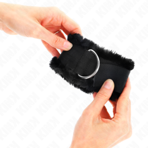 Kink Wrist Restraint-Manette per polsini imbottite con Nero 8 Kink Wrist Restraint-Manette per polsini imbottite con Nero · Bondage & Manette (imaginea 4)
