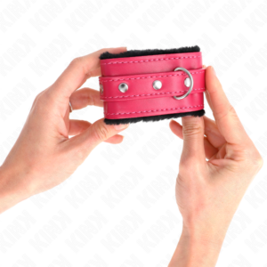 Kink Wrist Restraint-Polsini imbottiti con Nero, Rosa 8 Kink Wrist Restraint-Polsini imbottiti con Nero, Rosa · Bondage & Manette (imaginea 4)