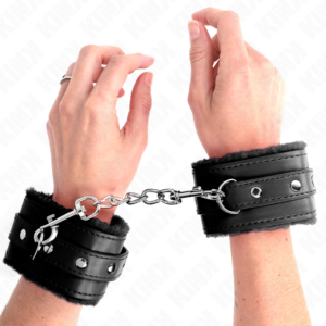 Kink Wrist Restraint-Manette Premium Imbottite di Pelliccia Nera 5 Kink Wrist Restraint-Manette Premium Imbottite di Pelliccia Nera · Bondage & Manette