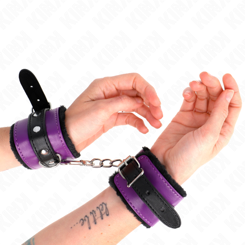 Kink Wrist Restraint-Premium Polsini imbottiti di pelliccia nera 1 Kink Wrist Restraint-Premium Polsini imbottiti di pelliccia nera · Bondage & Manette