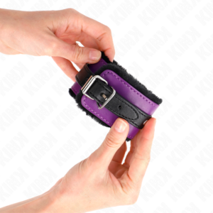Kink Wrist Restraint-Premium Polsini imbottiti di pelliccia nera 8 Kink Wrist Restraint-Premium Polsini imbottiti di pelliccia nera · Bondage & Manette (imaginea 4)