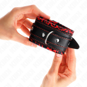 Kink Wrist Restraint-Manette per polsini imbottite con Rosso, Nero 8 Kink Wrist Restraint-Manette per polsini imbottite con Rosso, Nero · Bondage & Manette (imaginea 4)