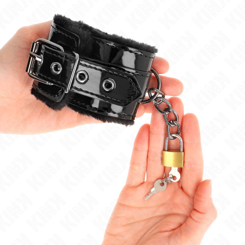Kink Wrist Restraint-Manette leggere per polsini con lucchetto 4 Kink Wrist Restraint-Manette leggere per polsini con lucchetto · Bondage & Manette (imaginea 4)