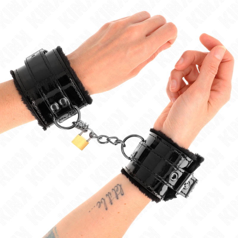 Kink Wrist Restraint-Manette leggere per polsini con lucchetto 1 Kink Wrist Restraint-Manette leggere per polsini con lucchetto · Bondage & Manette